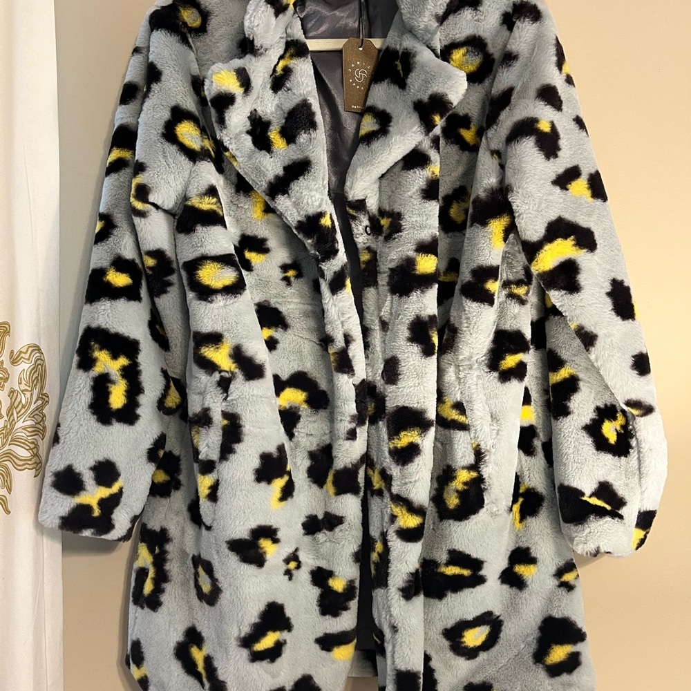 Bold Black and Yellow Teddy Jacket with Plush Texture